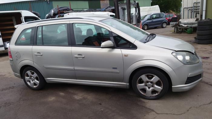 Opel Zafira 2.2 16V Direct Ecotec Samochód złomowany (2006, Szary)