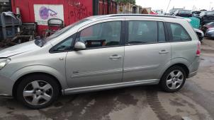 Opel Zafira 2.2 16V Direct Ecotec Samochód złomowany (2006, Szary)