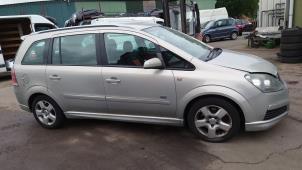 Opel Zafira 2.2 16V Direct Ecotec Samochód złomowany (2006, Szary)