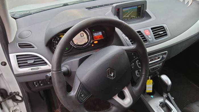 Renault Megane III Grandtour 1.5 dCi 110 Épave (2011, Blanc)