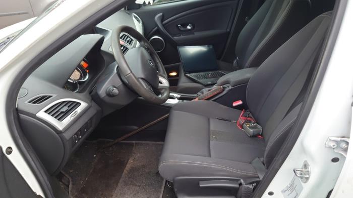 Renault Megane III Grandtour 1.5 dCi 110 Épave (2011, Blanc)
