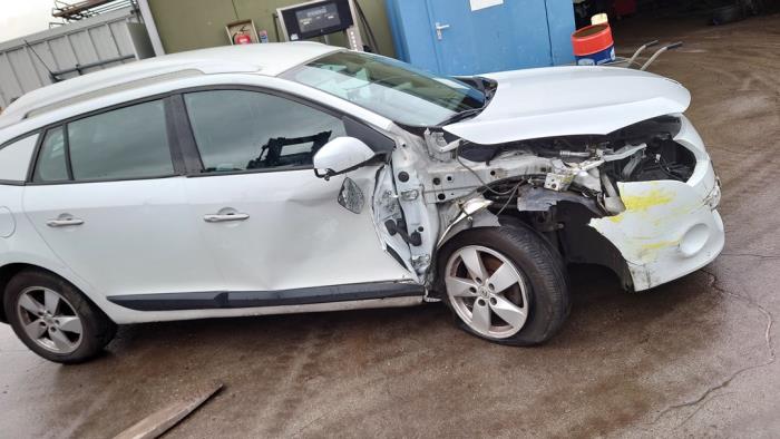 Renault Megane III Grandtour 1.5 dCi 110 Épave (2011, Blanc)