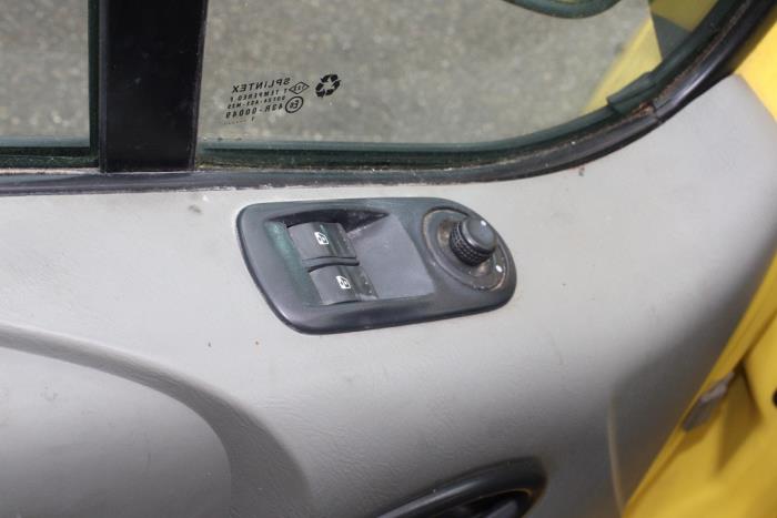 Opel Vivaro 2.0 CDTI Samochód złomowany (2011, Granit)