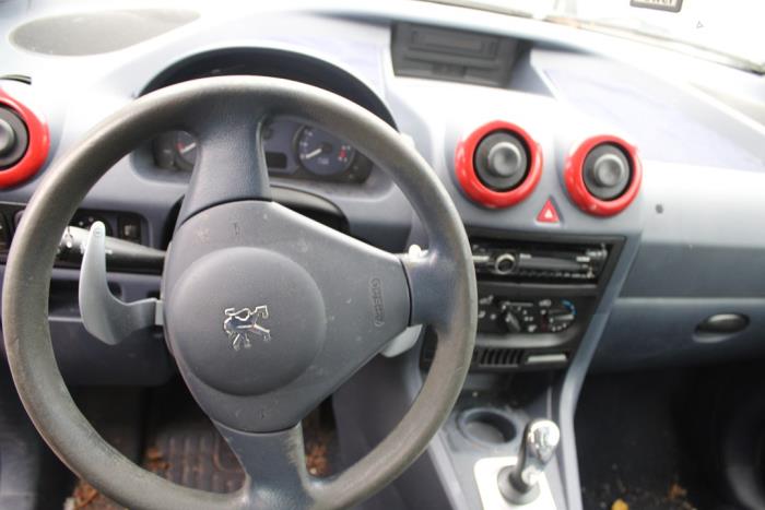 Peugeot 1007 1.4 Samochód złomowany (2005, Czerwony)