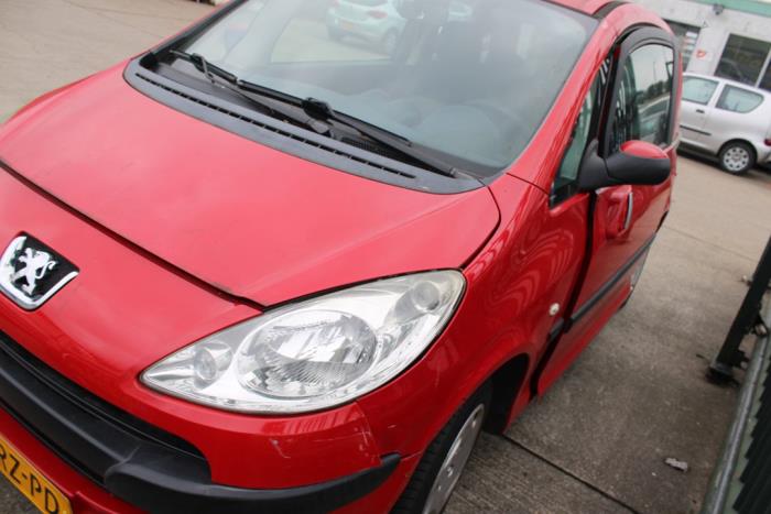 Peugeot 1007 1.4 Samochód złomowany (2005, Czerwony)