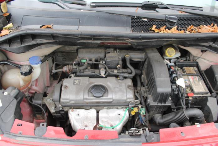 Peugeot 1007 1.4 Samochód złomowany (2005, Czerwony)