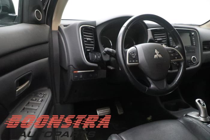 Mitsubishi Outlander 2.0 16V PHEV 4x4 Samochód złomowany (2014, Czarny)