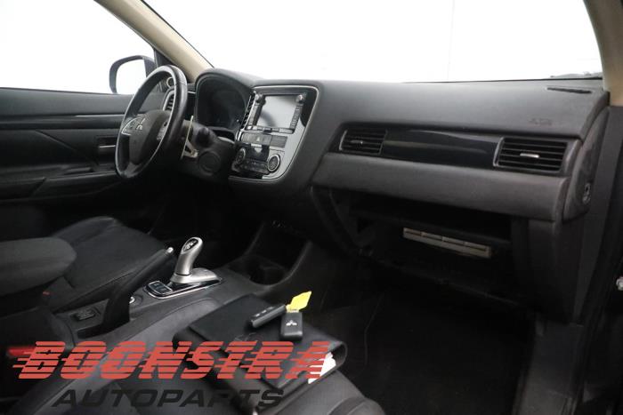 Mitsubishi Outlander 2.0 16V PHEV 4x4 Samochód złomowany (2014, Czarny)