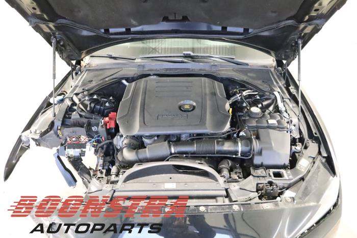 Jaguar XE 2.0d 180 16V Skrotfordon (2017, ZWART)