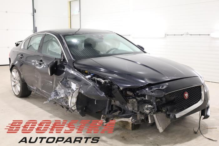 Jaguar XE 2.0d 180 16V Skrotfordon (2017, ZWART)