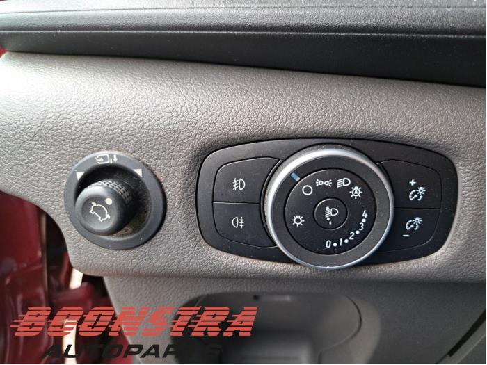 Ford Transit 2.0 TDCi 16V Eco Blue 130 Samochód złomowany (2021, Czerwony)