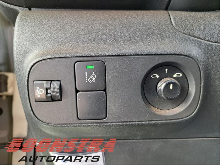 Citroen C3 1.2 Vti 12V PureTech Schrottauto (2018, Grau)