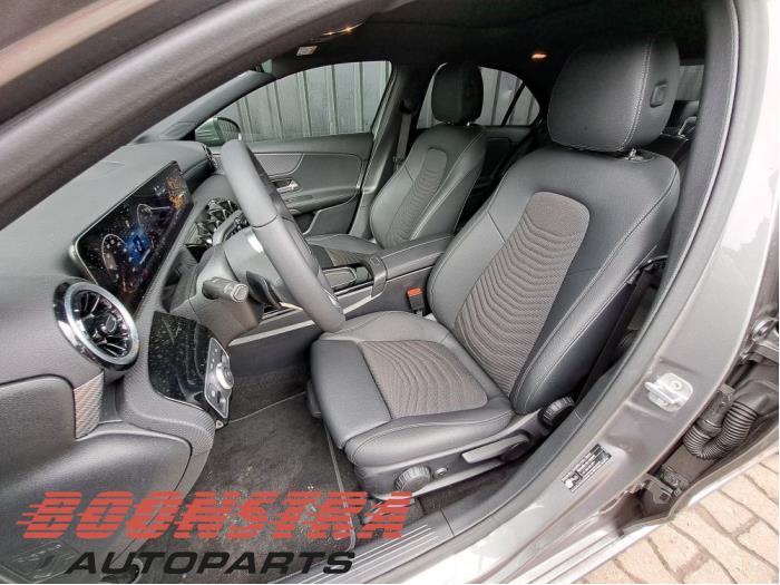 Mercedes A Limousine 1.3 A-180 Turbo Mild Hybrid Skrotfordon (2024, GRIJS)