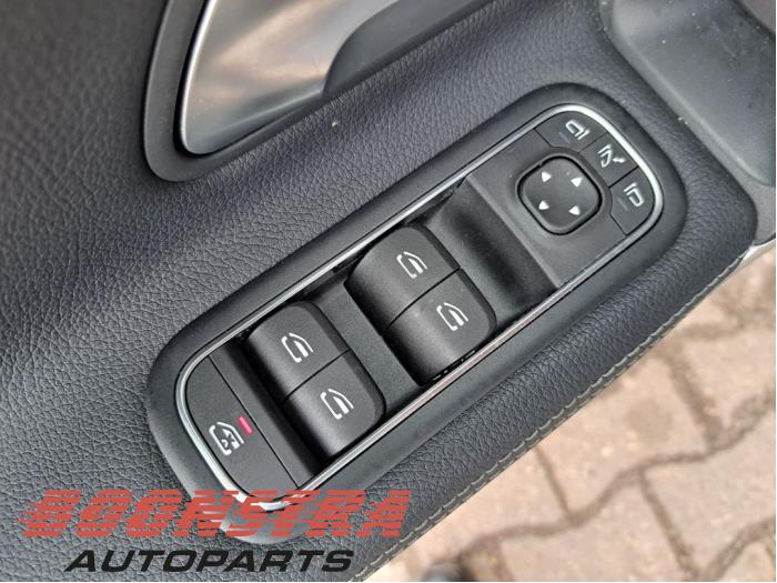 Mercedes A Limousine 1.3 A-180 Turbo Mild Hybrid Skrotfordon (2024, GRIJS)