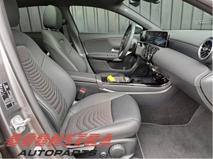 Mercedes A Limousine 1.3 A-180 Turbo Mild Hybrid Skrotfordon (2024, GRIJS)