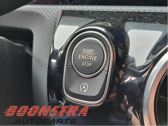 Mercedes A Limousine 1.3 A-180 Turbo Mild Hybrid Skrotfordon (2024, GRIJS)