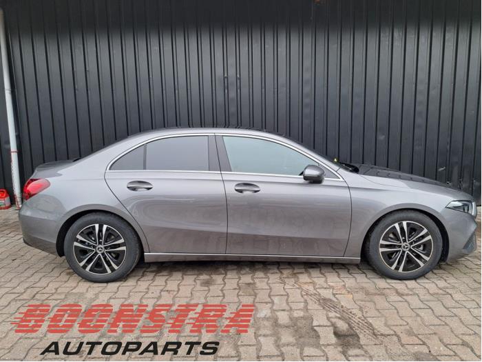 Mercedes A Limousine 1.3 A-180 Turbo Mild Hybrid Skrotfordon (2024, GRIJS)