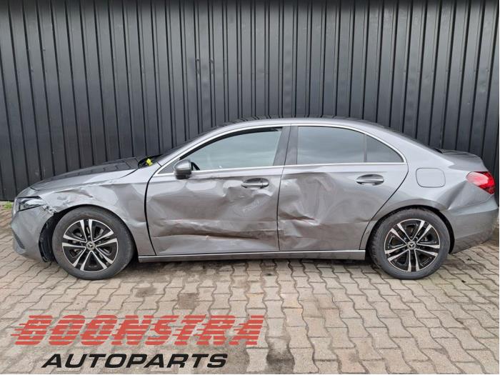 Mercedes A Limousine 1.3 A-180 Turbo Mild Hybrid Skrotfordon (2024, GRIJS)