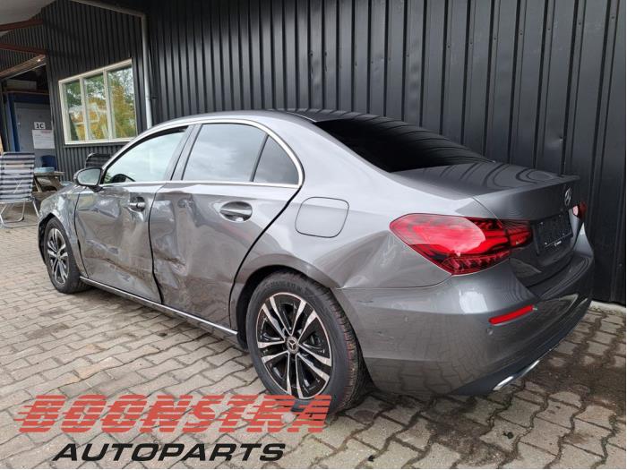 Mercedes A Limousine 1.3 A-180 Turbo Mild Hybrid Skrotfordon (2024, GRIJS)