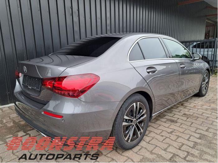 Mercedes A Limousine 1.3 A-180 Turbo Mild Hybrid Skrotfordon (2024, GRIJS)