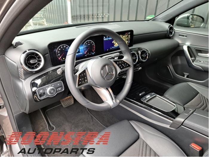 Mercedes A Limousine 1.3 A-180 Turbo Mild Hybrid Skrotfordon (2024, GRIJS)