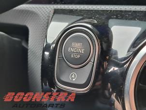 Mercedes A Limousine 1.3 A-180 Turbo Mild Hybrid Vehículo de desguace (2024, Gris)