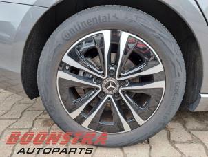 Mercedes A Limousine 1.3 A-180 Turbo Mild Hybrid Vehículo de desguace (2024, Gris)