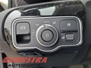 Mercedes A Limousine 1.3 A-180 Turbo Mild Hybrid Vehículo de desguace (2024, Gris)