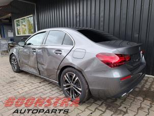 Mercedes A Limousine 1.3 A-180 Turbo Mild Hybrid Vehículo de desguace (2024, Gris)