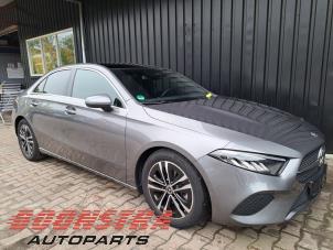 Mercedes A Limousine 1.3 A-180 Turbo Mild Hybrid Vehículo de desguace (2024, Gris)