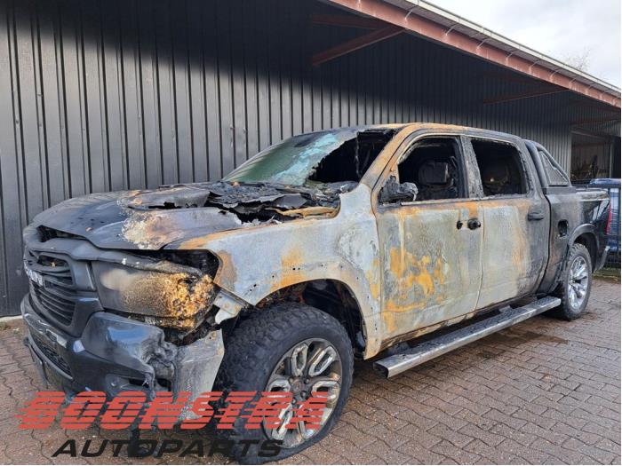 Dodge 1500 Crew Cab 5.7 Hemi V8 4x4 Épave (2020, Noir)