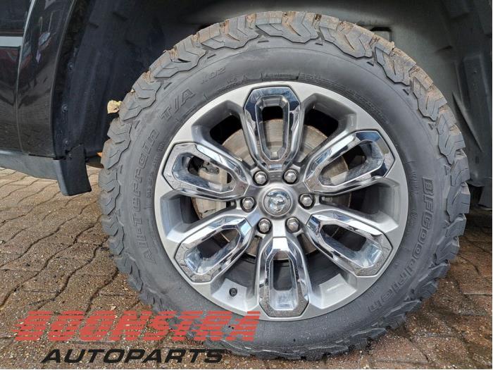 Dodge 1500 Crew Cab 5.7 Hemi V8 4x4 Épave (2020, Noir)