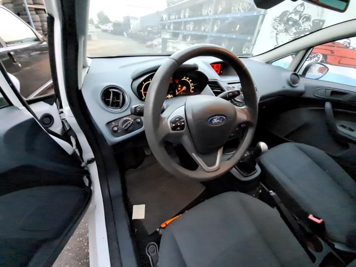 Ford Fiesta 6 1.6 TDCi 16V 95 Épave (2014, Rose, Blanc)
