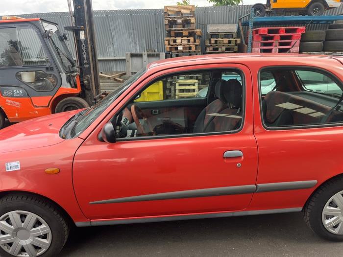 Nissan Micra 1.0 16V Schrottauto (2001, Rot)