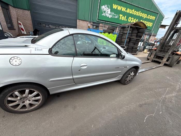 Peugeot 206 CC 1.6 16V Samochód złomowany (2004, Szary)