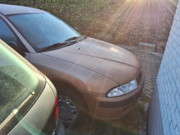 Mitsubishi Carisma 1.6i 16V Épave (1999, Brun)
