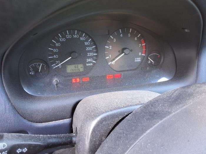 Mitsubishi Carisma 1.6i 16V Épave (1999, Brun)