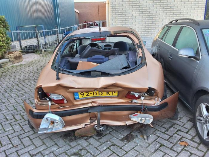 Mitsubishi Carisma 1.6i 16V Épave (1999, Brun)