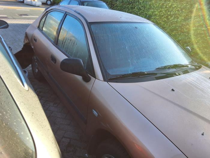 Mitsubishi Carisma 1.6i 16V Épave (1999, Brun)
