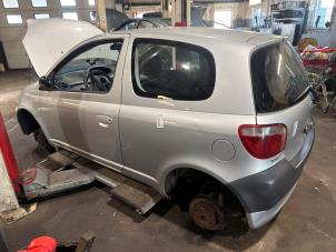 Toyota Yaris 1.0 16V VVT-i Vehículo de desguace (2001, Gris)
