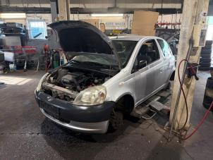 Toyota Yaris 1.0 16V VVT-i Vehículo de desguace (2001, Gris)