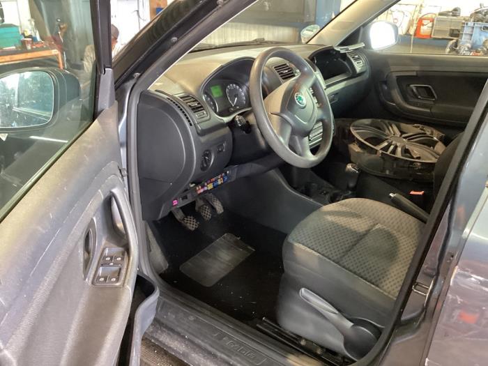 Skoda Fabia II Combi 1.2 TDI 12V Greenline Vehículo de desguace (2010, Gris)