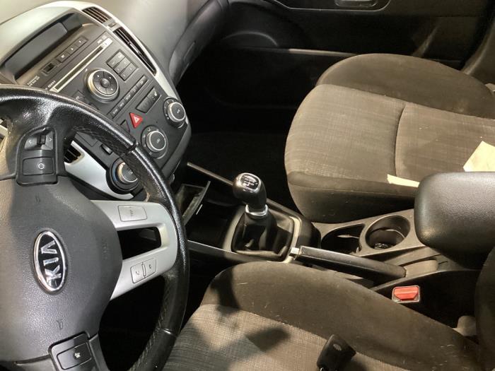 Kia Cee'd Sporty Wagon 1.6 CVVT 16V Vehículo de desguace (2010, Gris)