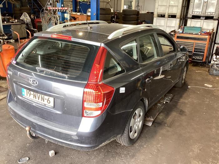 Kia Cee'd Sporty Wagon 1.6 CVVT 16V Vehículo de desguace (2010, Gris)