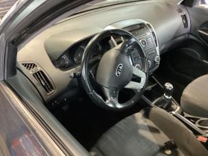 Kia Cee'd Sporty Wagon 1.6 CVVT 16V Vehículo de desguace (2010, Gris)