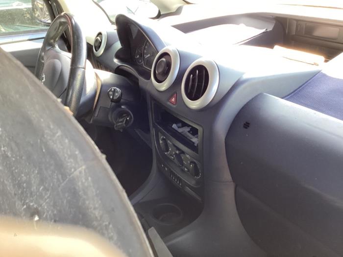 Peugeot 1007 1.4 Vehículo de desguace (2006, Negro)