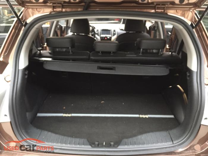 Ssang Yong Tivoli 1.6 e-XDi 16V 2WD Schrottauto (2015, Metallic, Braun)