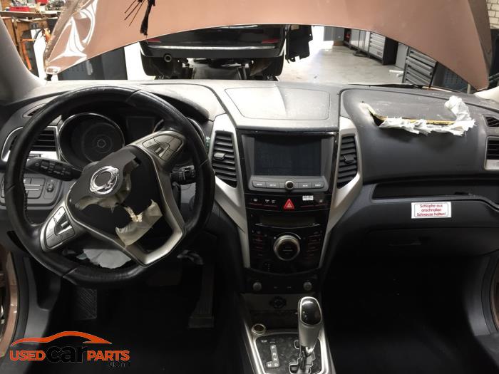 Ssang Yong Tivoli 1.6 e-XDi 16V 2WD Schrottauto (2015, Metallic, Braun)