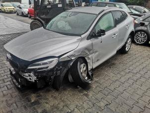 Volvo V40 Cross Country 1.5 T3 16V Geartronic Épave (2018, Argenté)