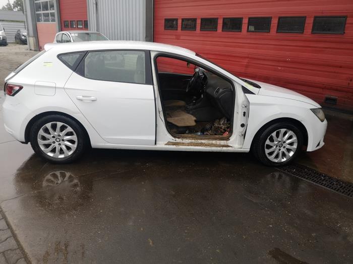 Seat Leon 1.6 TDI Ecomotive 16V Salvage vehicle (2015, White)